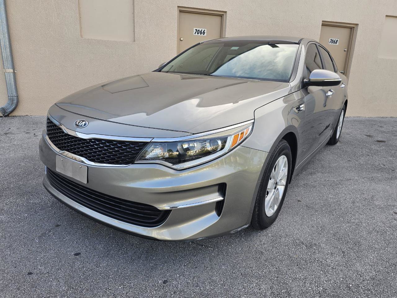Used 2016 Kia Optima LX FWD image 2