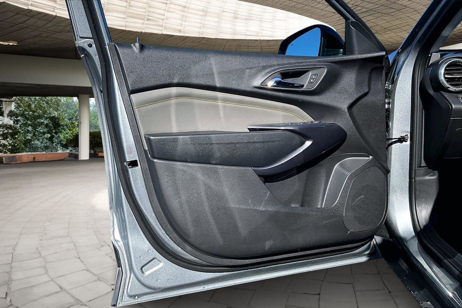 New 2026 Chevrolet Trax ACTIV w/ Sunroof Package image 9