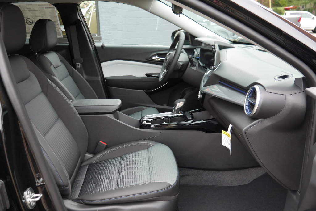 New 2026 Chevrolet Trax LT w/ Midnight Edition FWD image 8