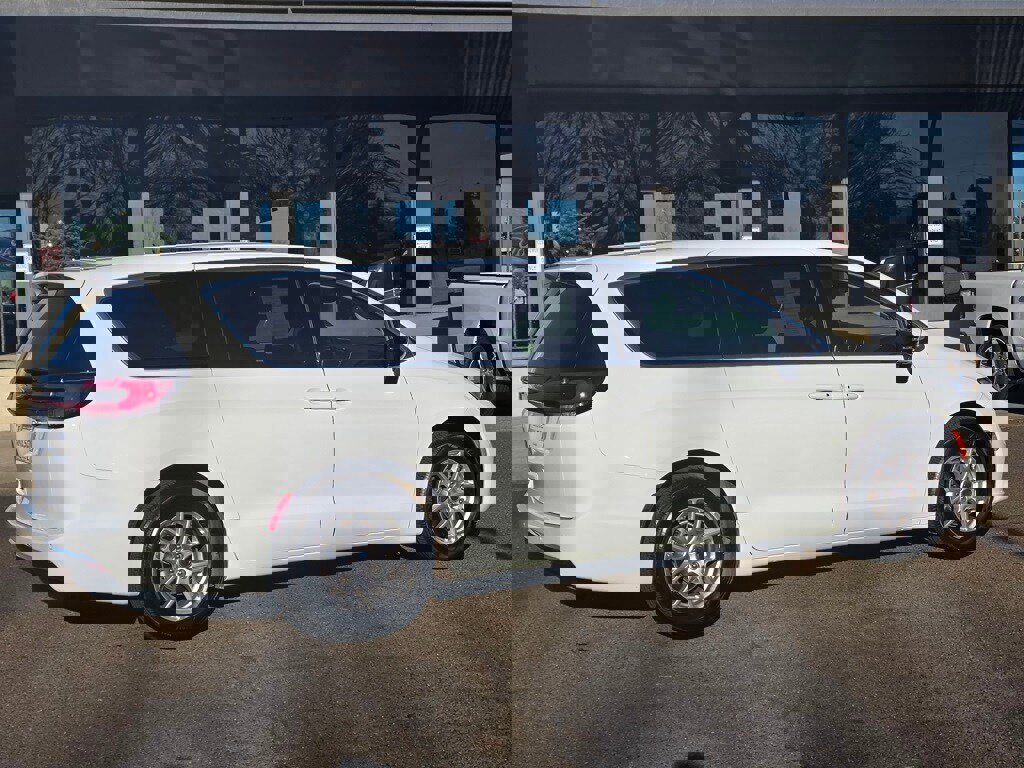 Used 2024 Chrysler Pacifica Touring-L image 34