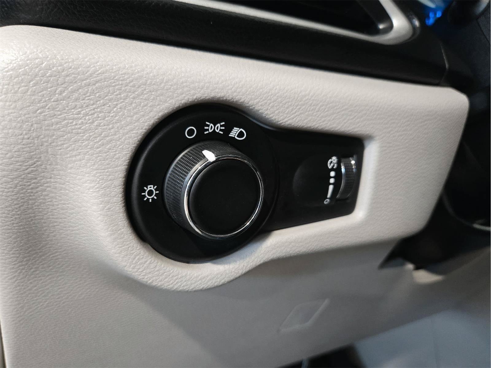 Used 2019 Chrysler Pacifica L FWD image 17