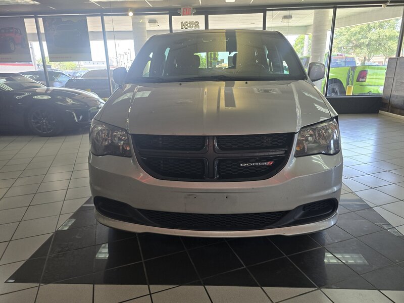 Used 2017 Dodge Grand Caravan SE FWD image 2
