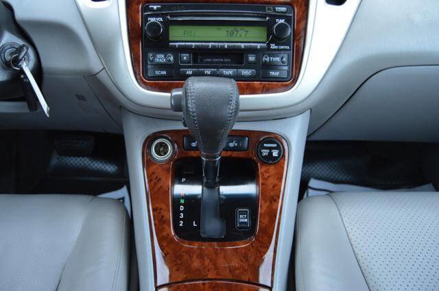 Used 2004 Toyota Highlander Limited image 26