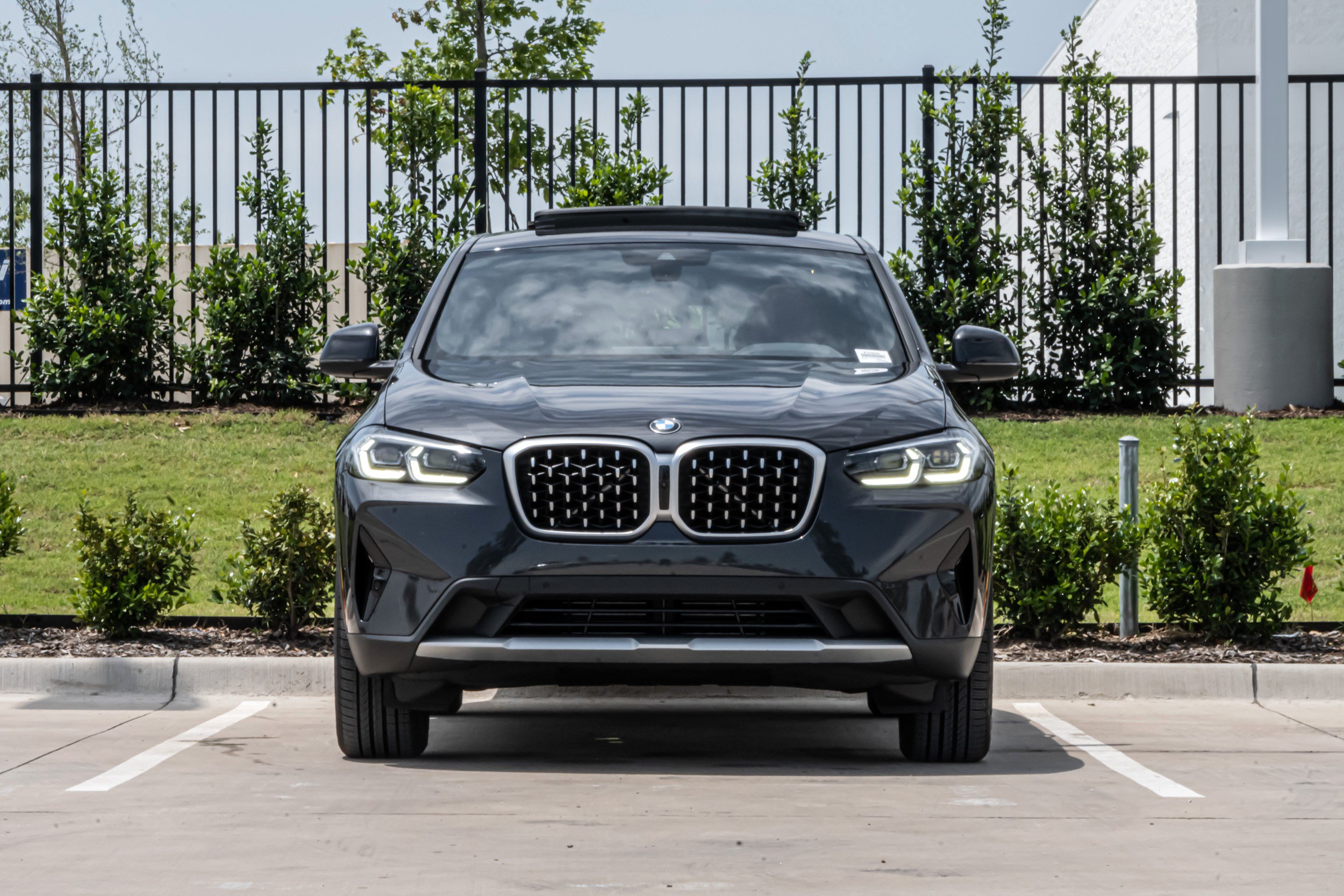 Certified 2025 BMW X4 xDrive30i AWD/4WD image 3