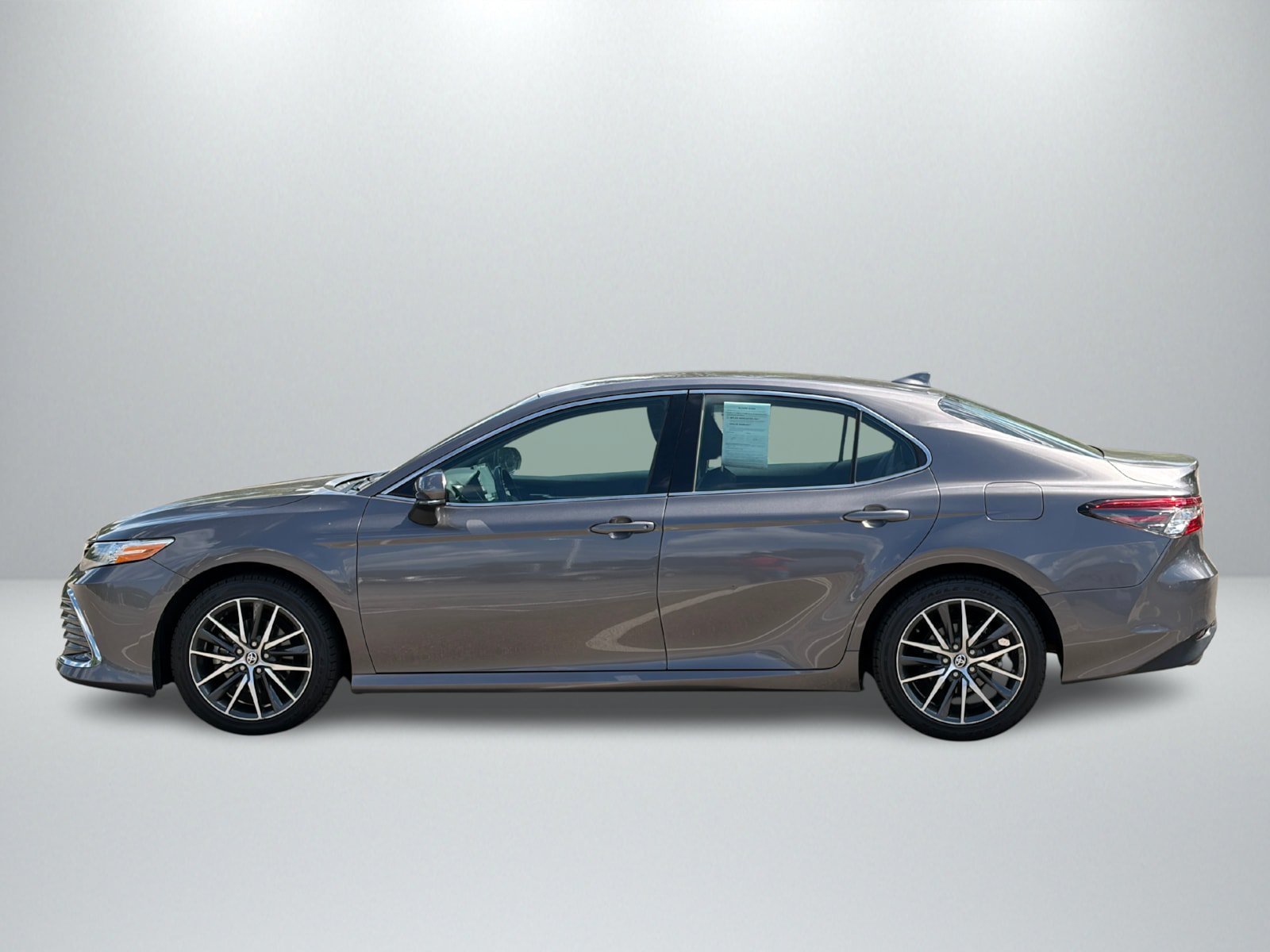 Used 2022 Toyota Camry XLE FWD image 2