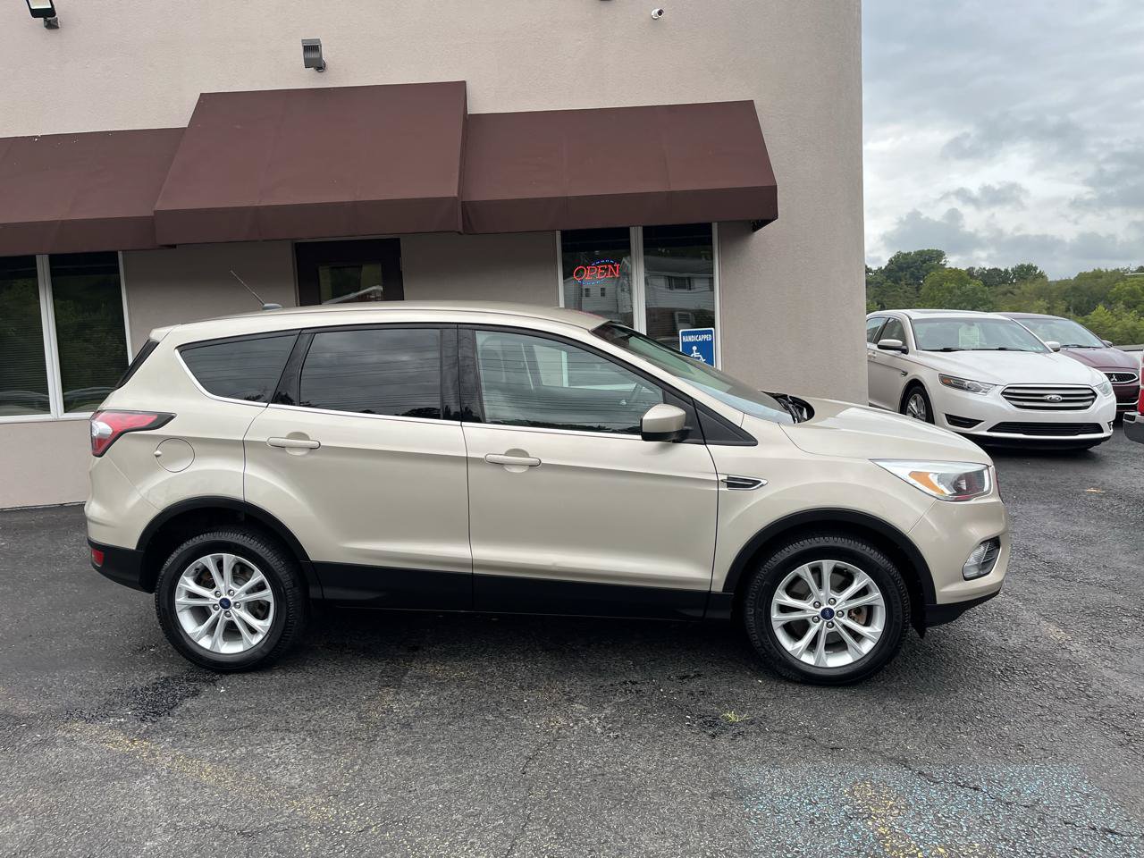 Used 2017 Ford Escape SE AWD/4WD image 4