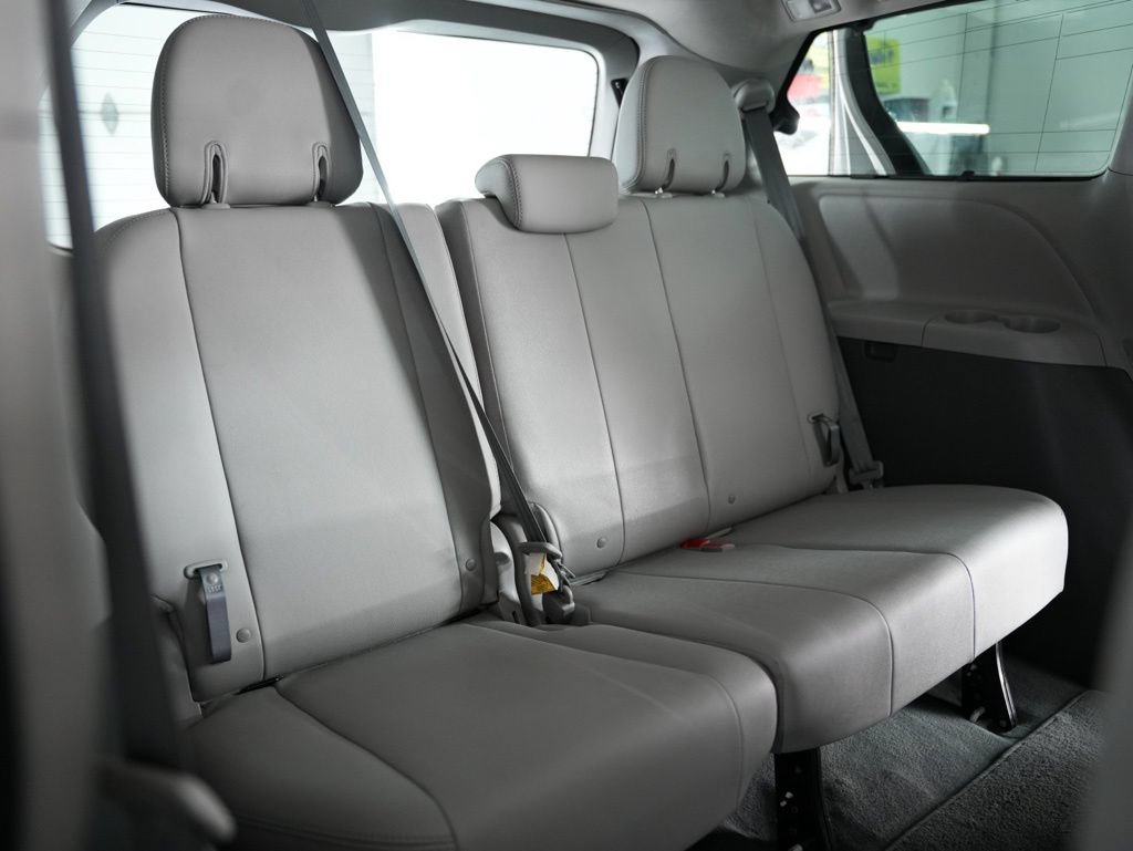 Used 2020 Toyota Sienna XLE w/ XLE Navigation Package FWD image 32
