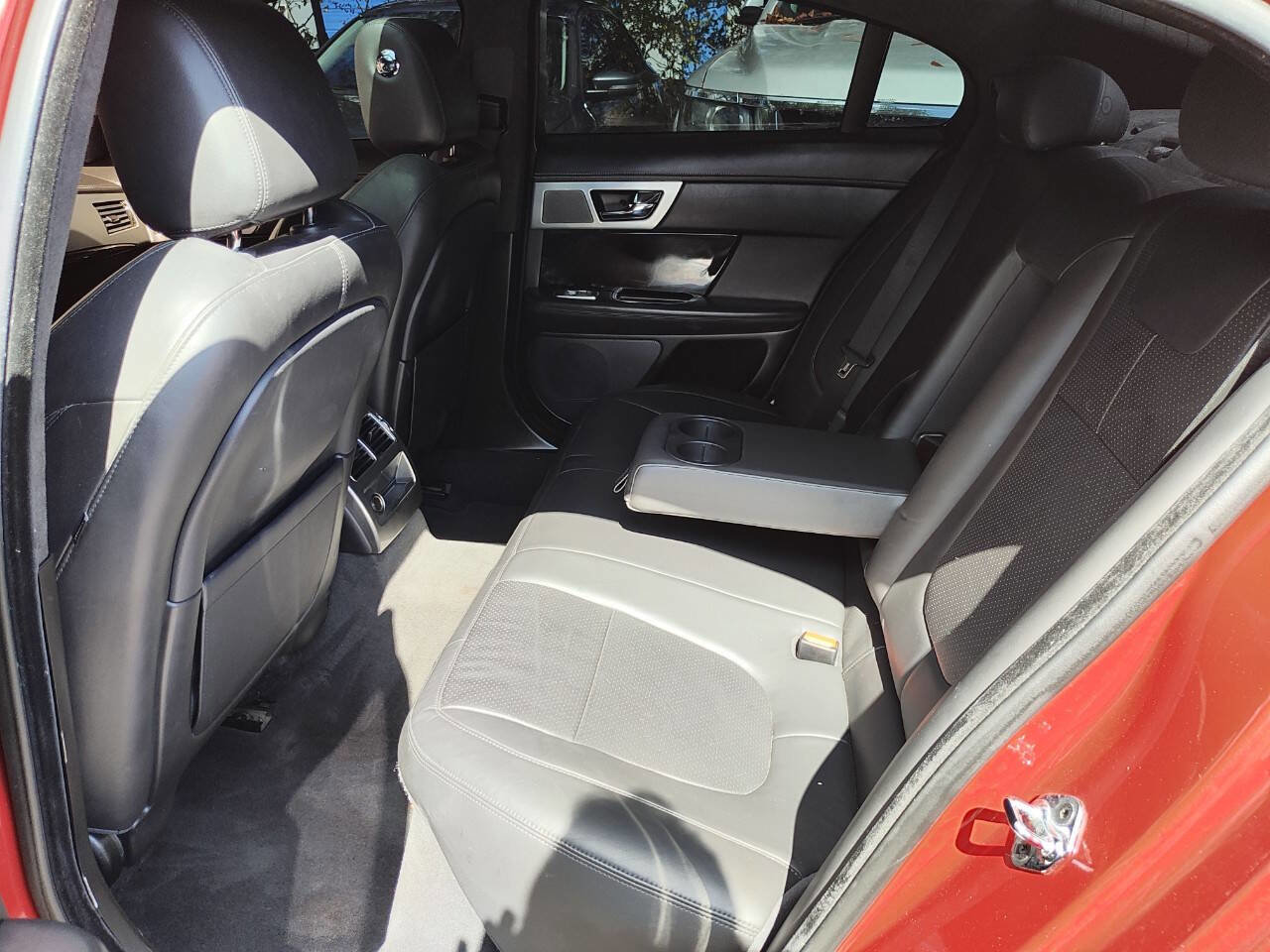 Used 2014 Jaguar XF 3.0 RWD image 37