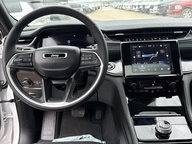Used 2023 Jeep Grand Cherokee Altitude AWD/4WD image 7