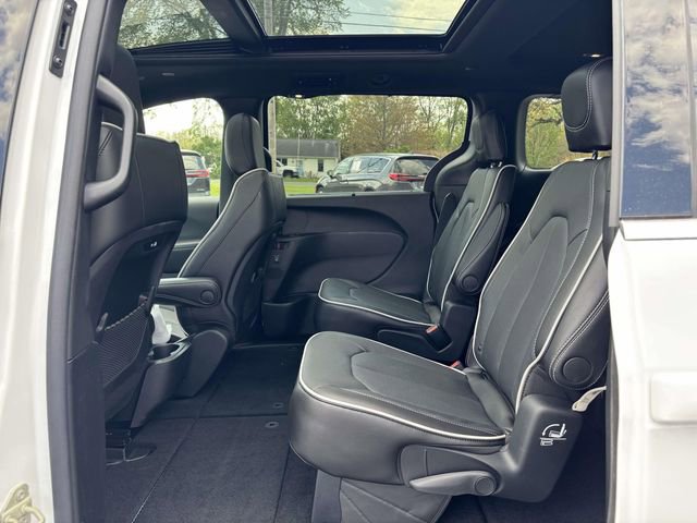 New 2027 Chrysler Pacifica Limited FWD image 5
