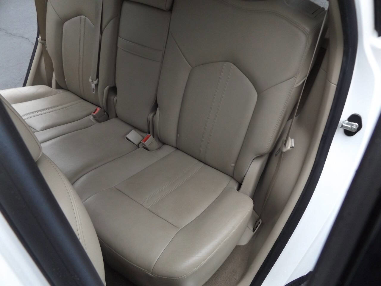 Used 2012 Cadillac SRX Luxury image 16