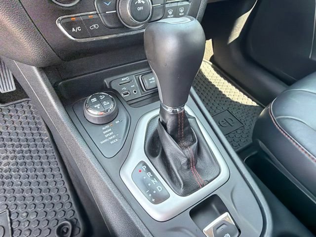 Used 2014 Jeep Cherokee Trailhawk w/ Leather Interior Group AWD/4WD image 26