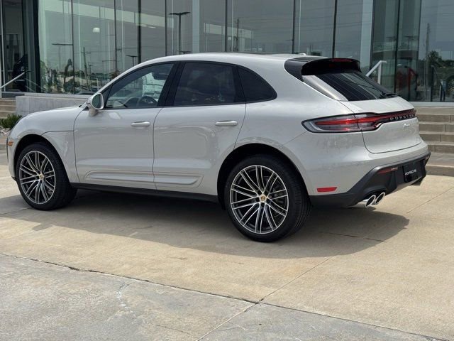 Certified 2025 Porsche Macan AWD/4WD image 3