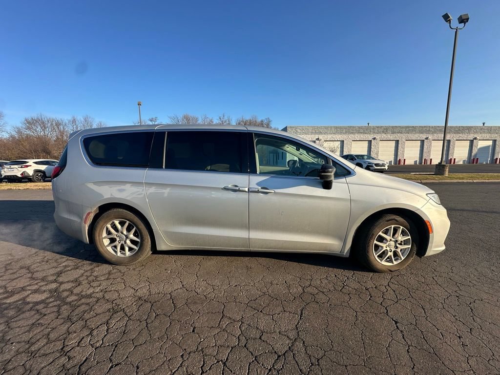 Used 2024 Chrysler Pacifica Touring-L FWD image 3