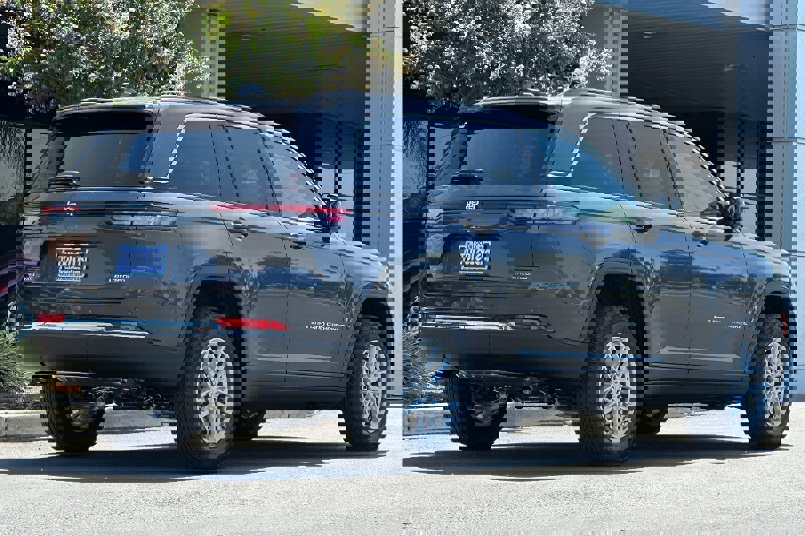 New 2025 Jeep Grand Cherokee Laredo X w/ Luxury Tech Group I image 4