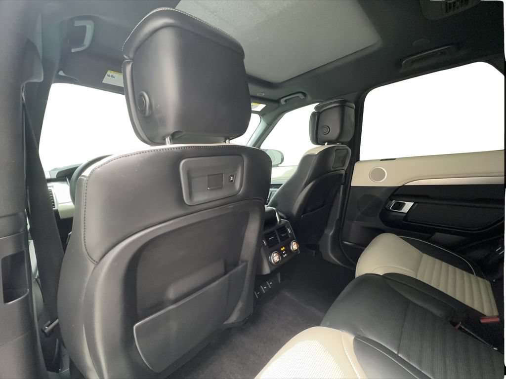 Used 2024 Land Rover Discovery Dynamic SE AWD/4WD image 23