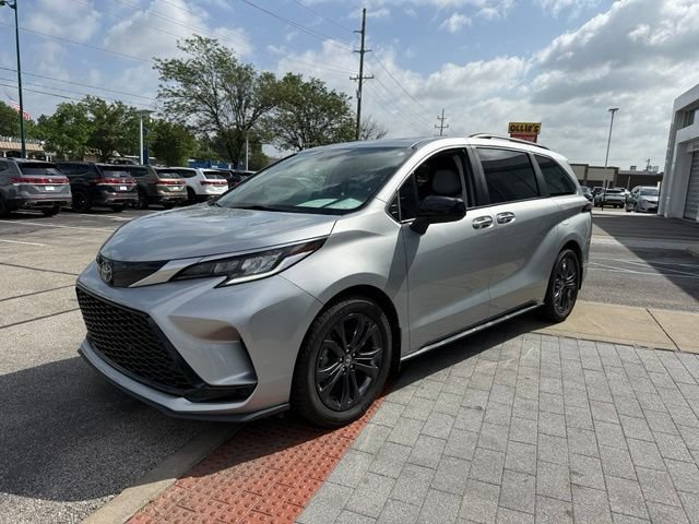 Used 2024 Toyota Sienna XSE FWD image 3