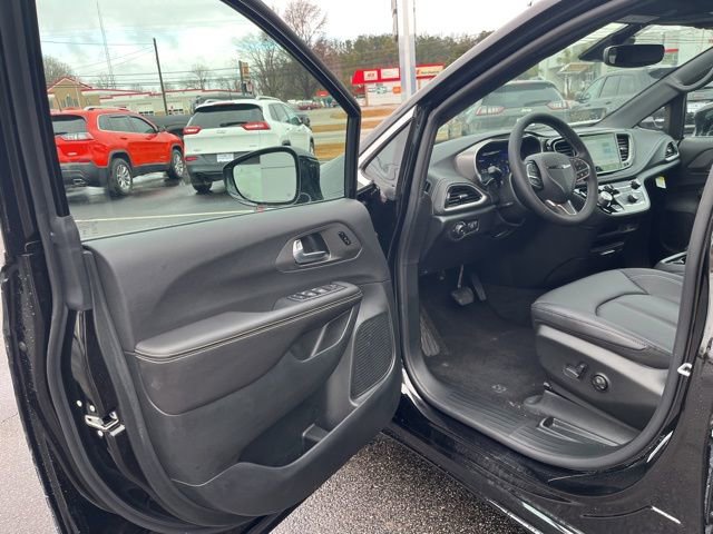 New 2026 Chrysler Pacifica Select image 4