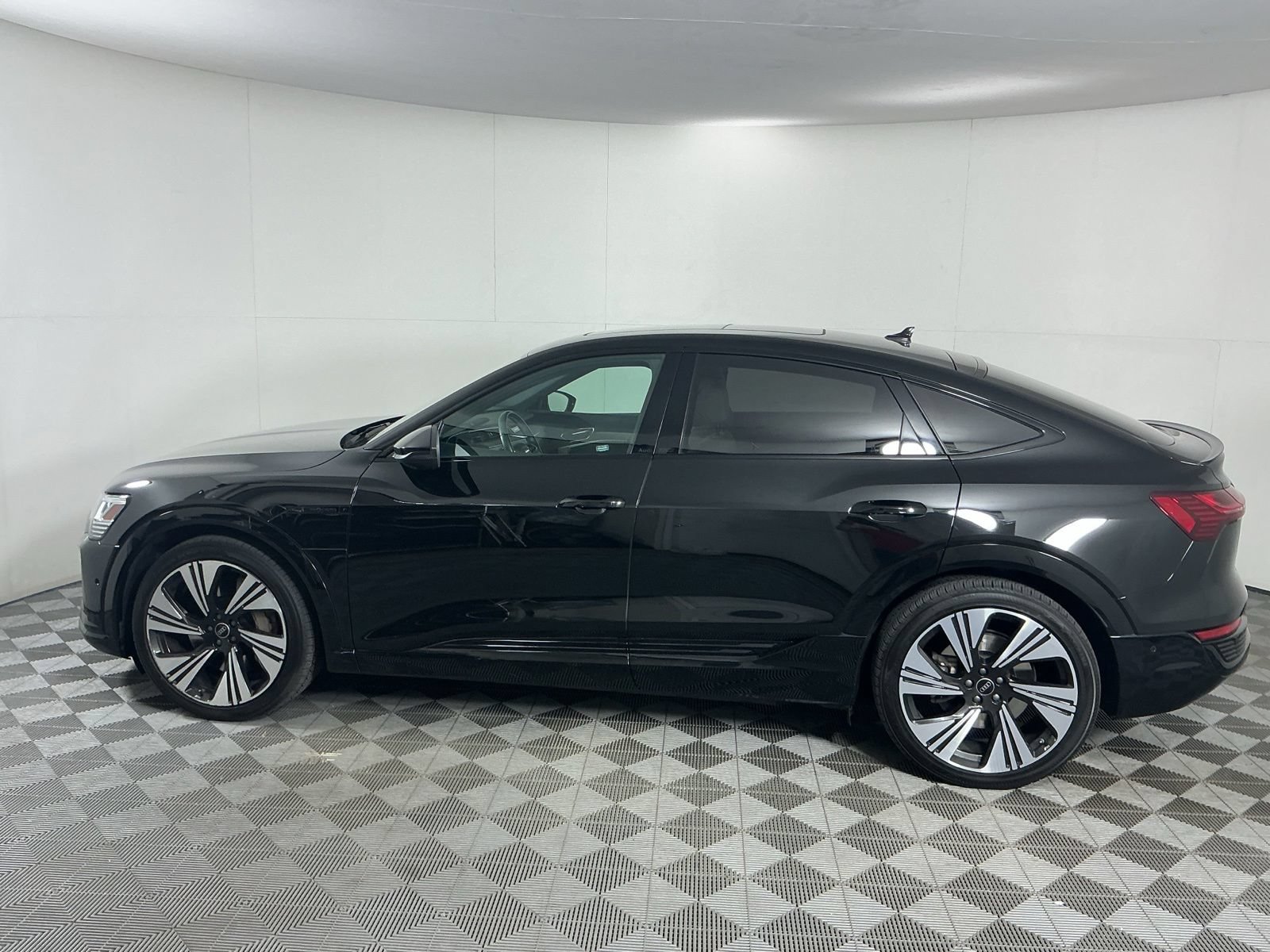 Used 2024 Audi Q8 e-tron Prestige w/ Prestige Package AWD/4WD image 4