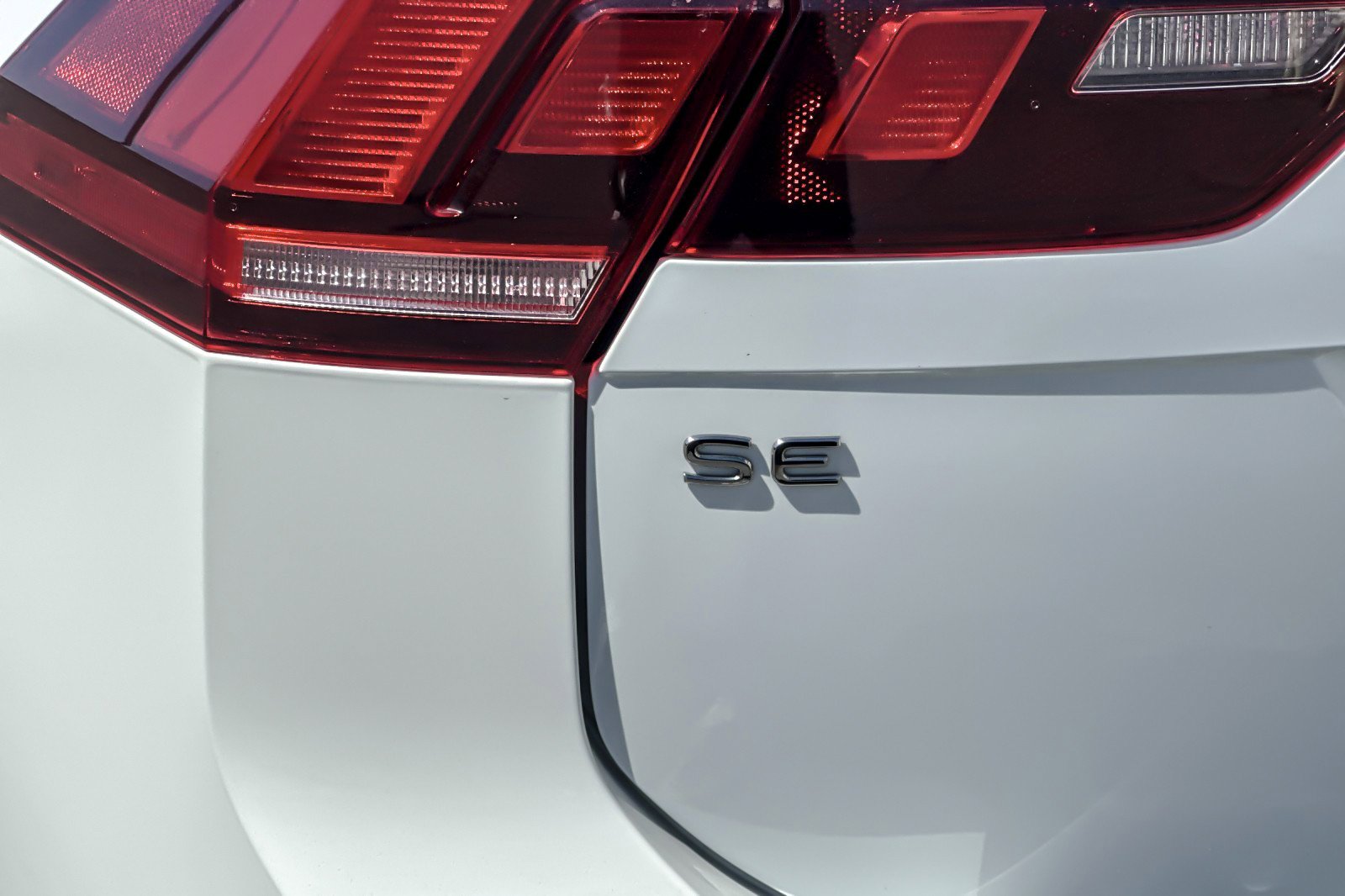 Used 2022 Volkswagen Tiguan SE R-Line image 27