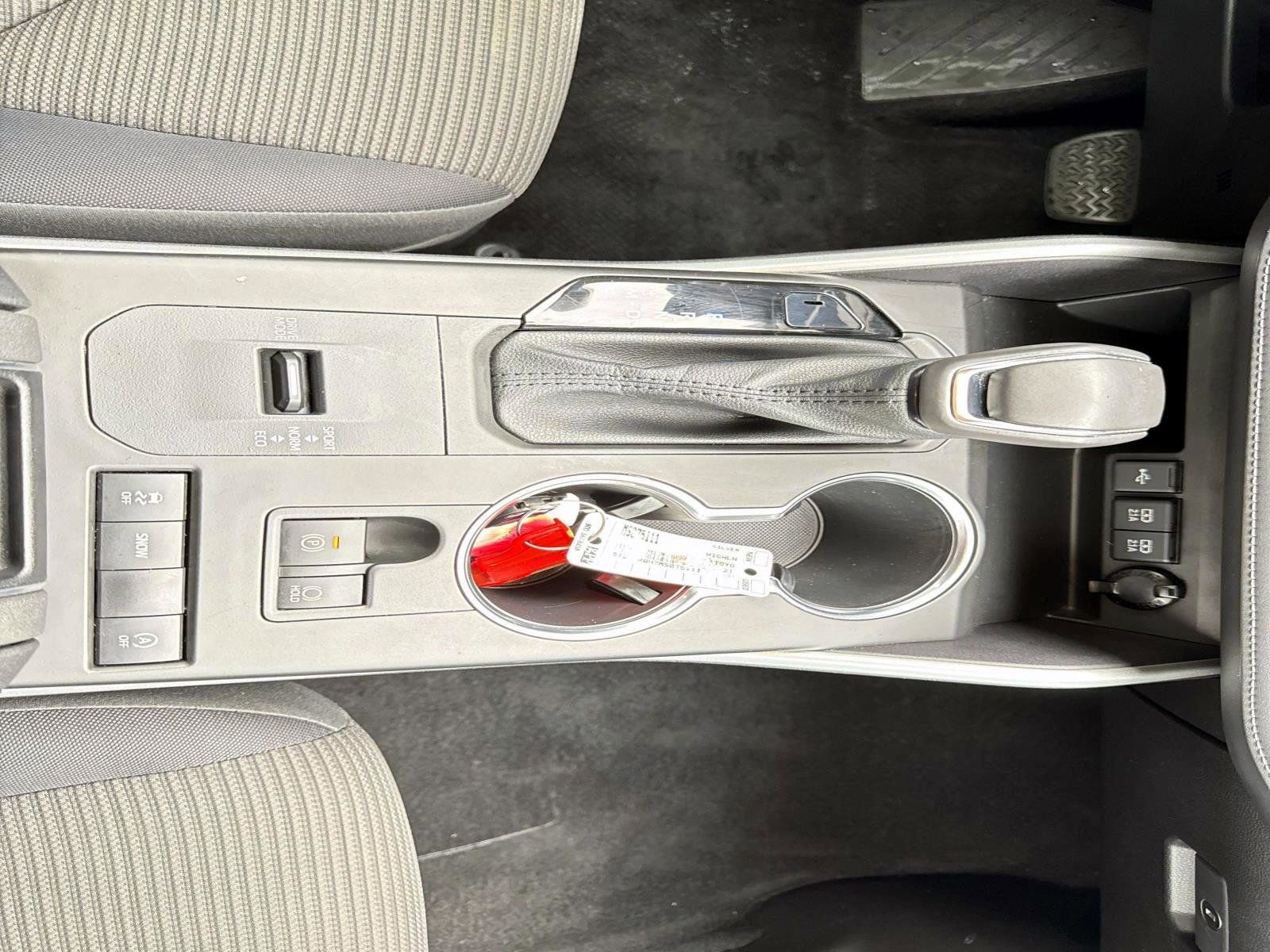 Used 2021 Toyota Highlander LE image 27