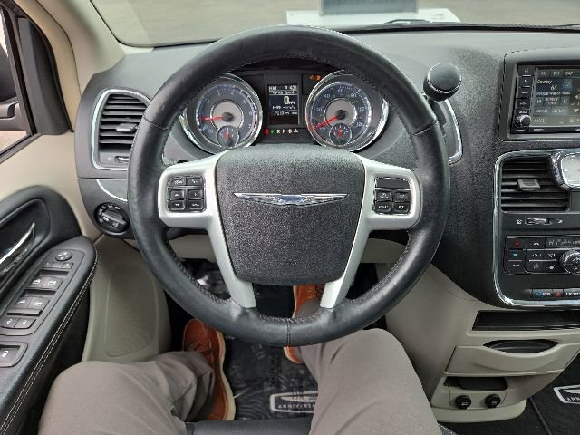 Used 2016 Chrysler Town & Country Touring-L FWD image 44