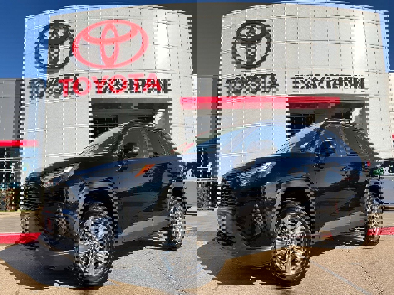 Used 2025 Toyota RAV4 XLE image 2