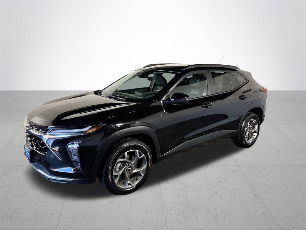 Used 2025 Chevrolet Trax LT image 2