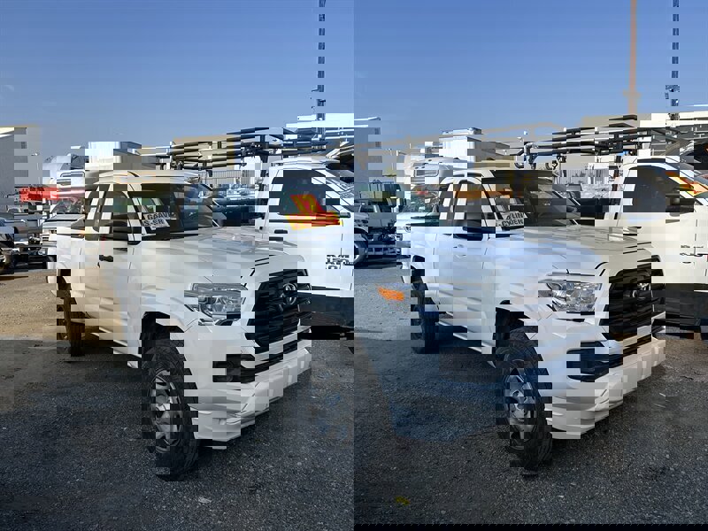 Used 2017 Toyota Tacoma SR image 3