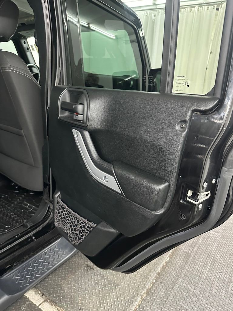 Used 2017 Jeep Wrangler Unlimited Sahara w/ Connectivity Group image 31