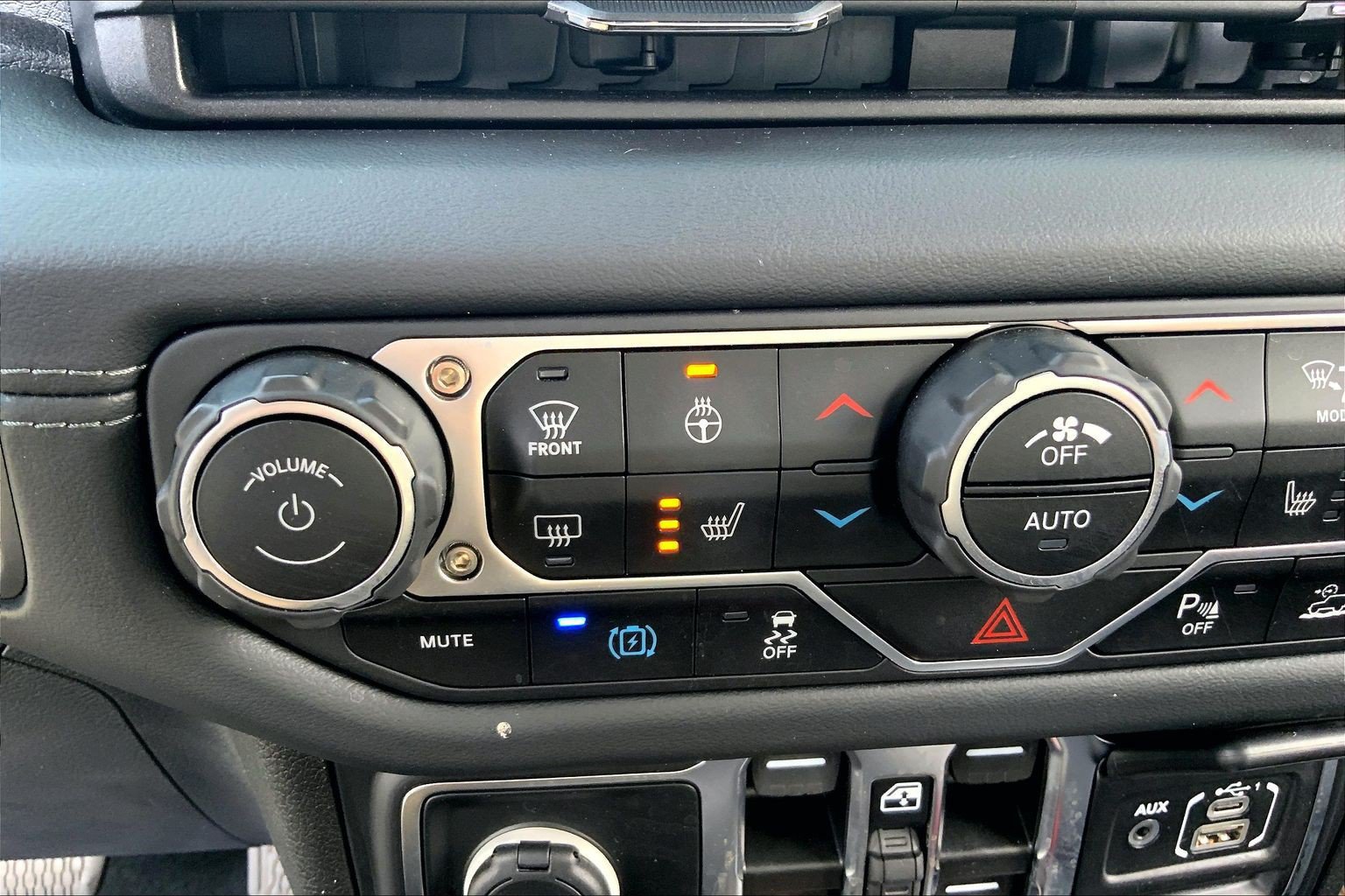Used 2024 Jeep Wrangler Unlimited Sahara w/ Technology Group AWD/4WD image 33