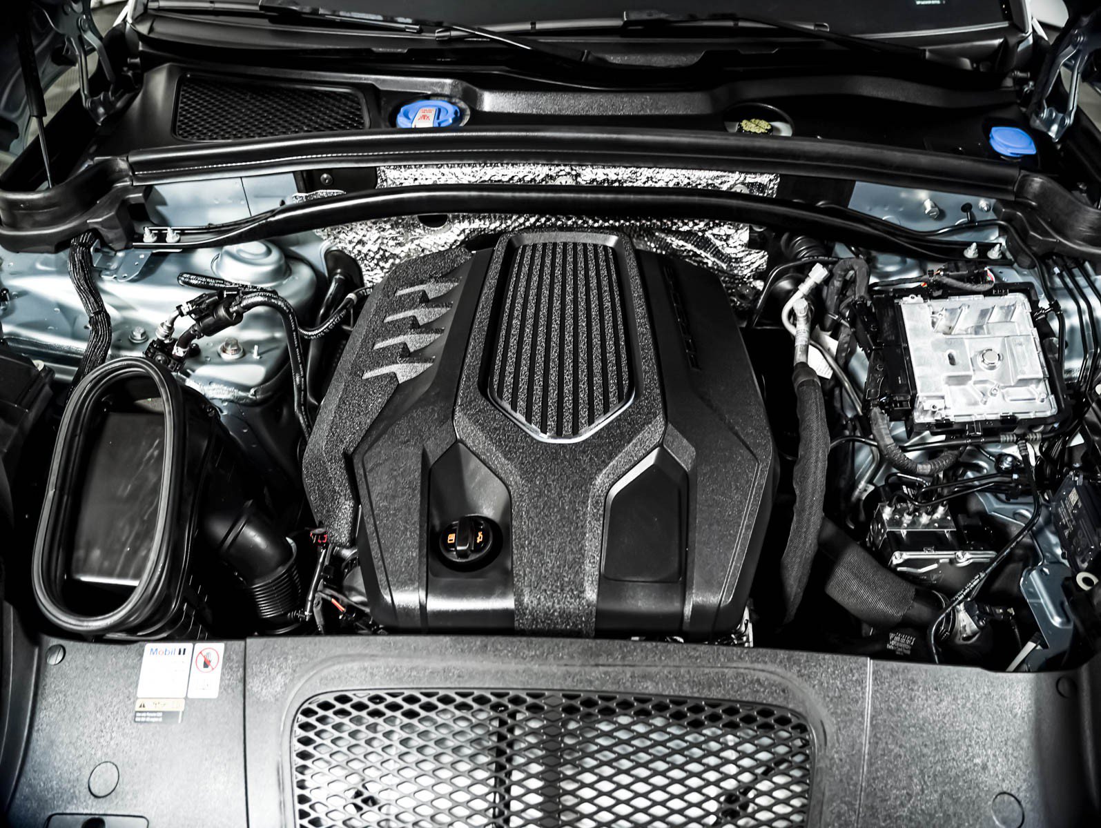 Certified 2023 Porsche Macan AWD/4WD image 12