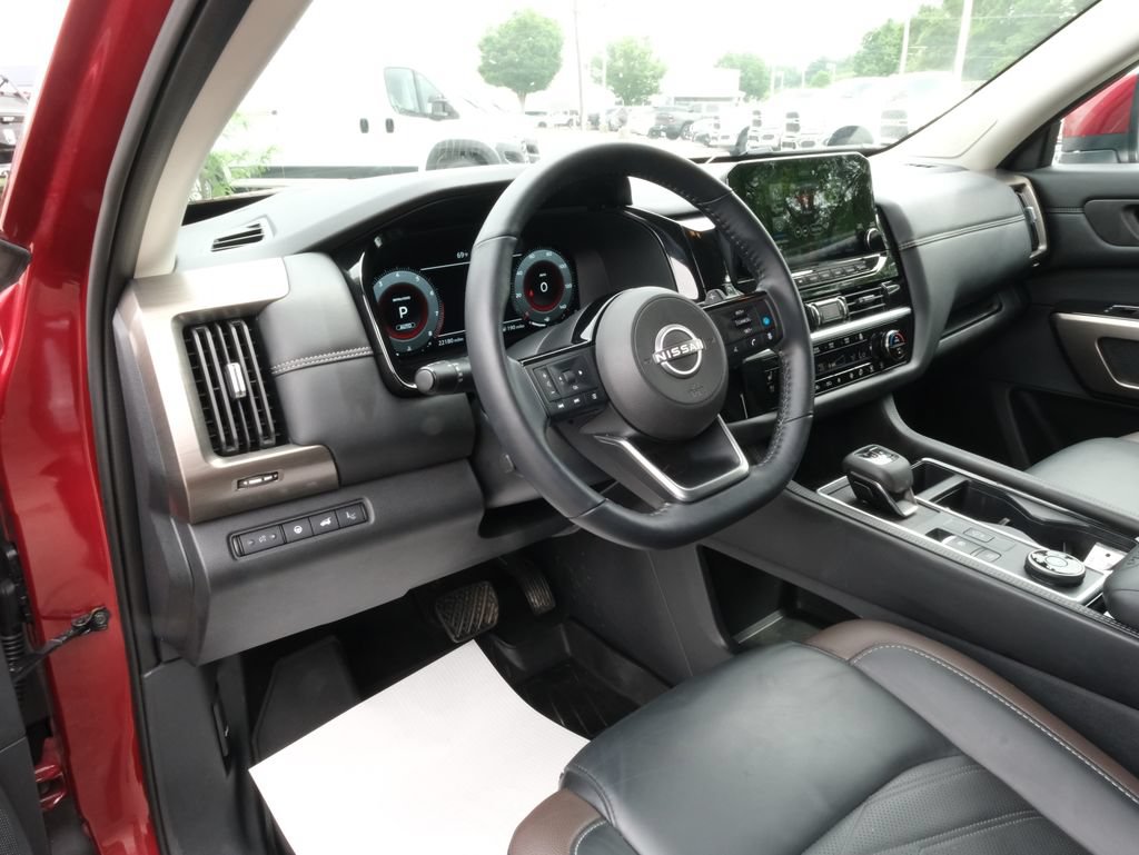 Used 2025 Nissan Pathfinder Platinum AWD/4WD image 3