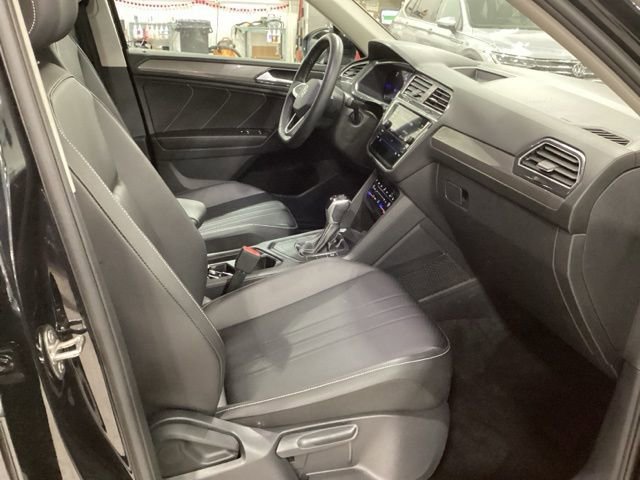 Certified 2023 Volkswagen Tiguan SE w/ Panoramic Sunroof Package image 19