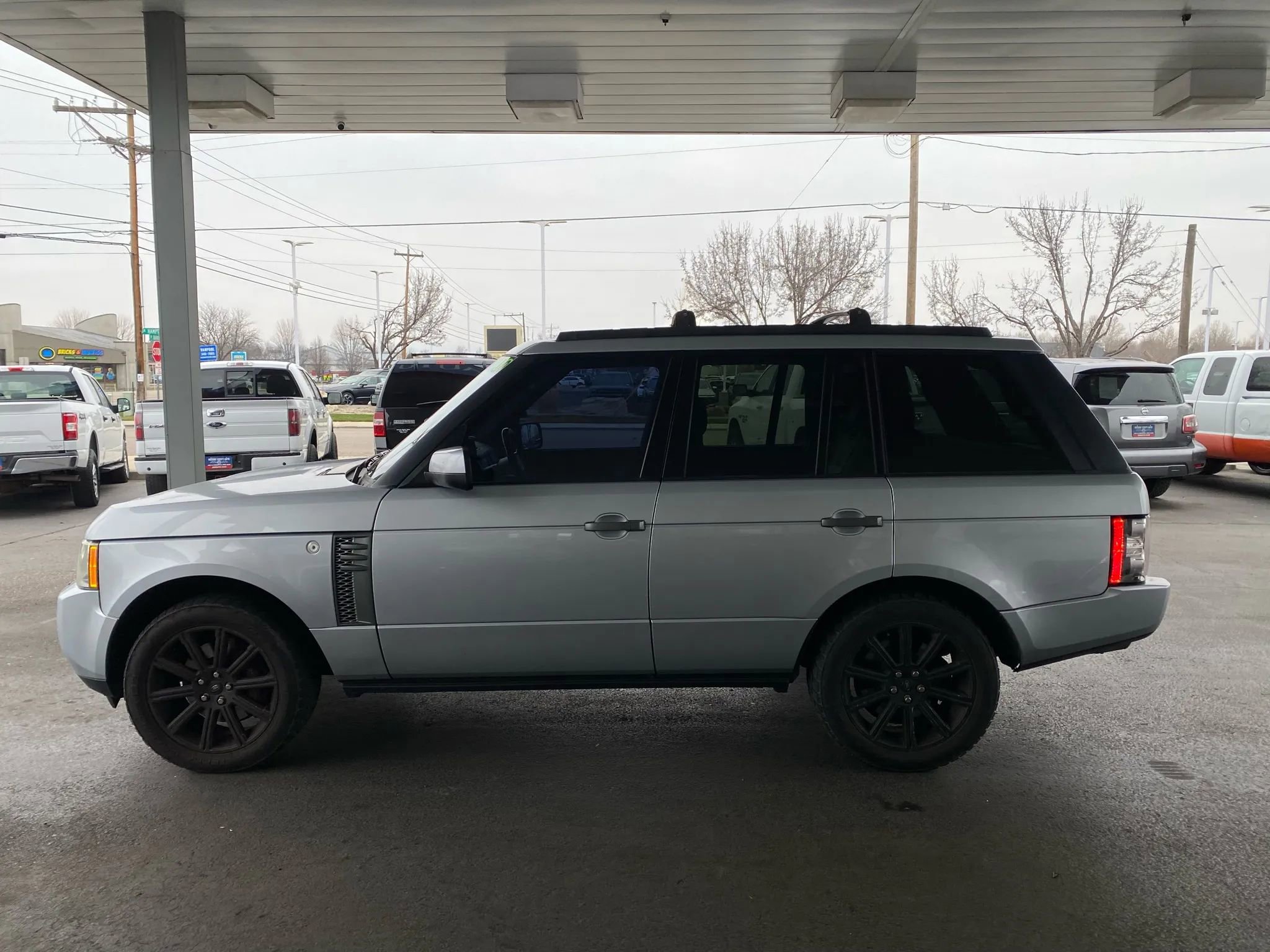 Used 2010 Land Rover Range Rover Supercharged image 2