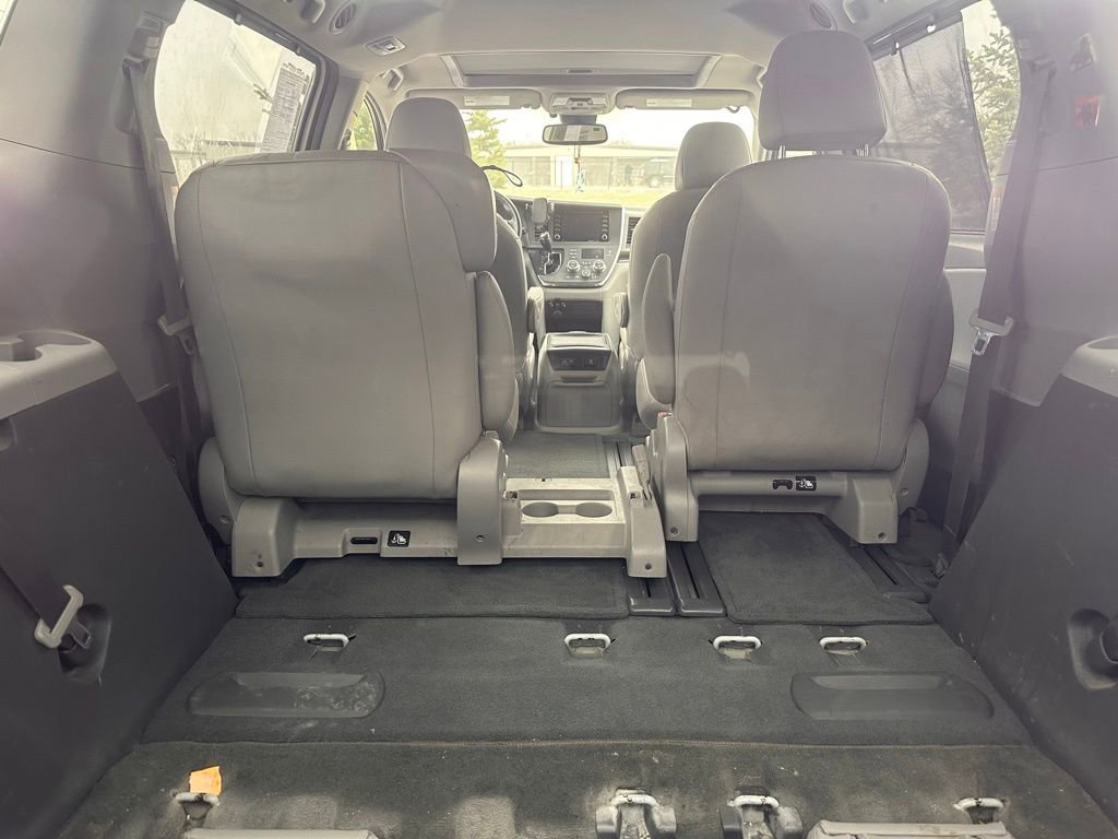 Used 2018 Toyota Sienna XLE w/ Carpet Mat Package FWD image 8