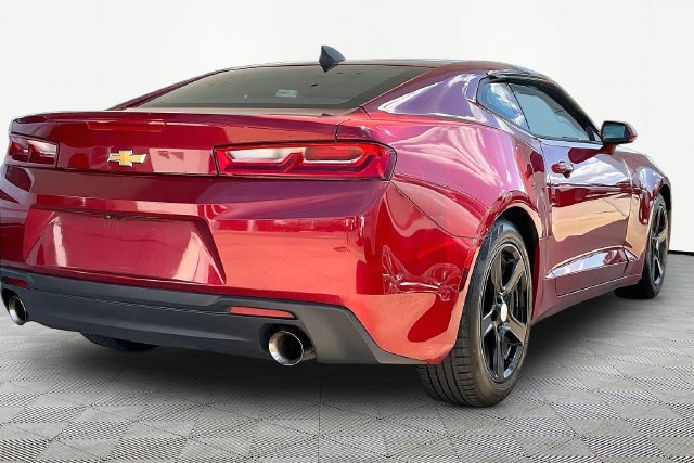 Used 2018 Chevrolet Camaro LT RWD image 5
