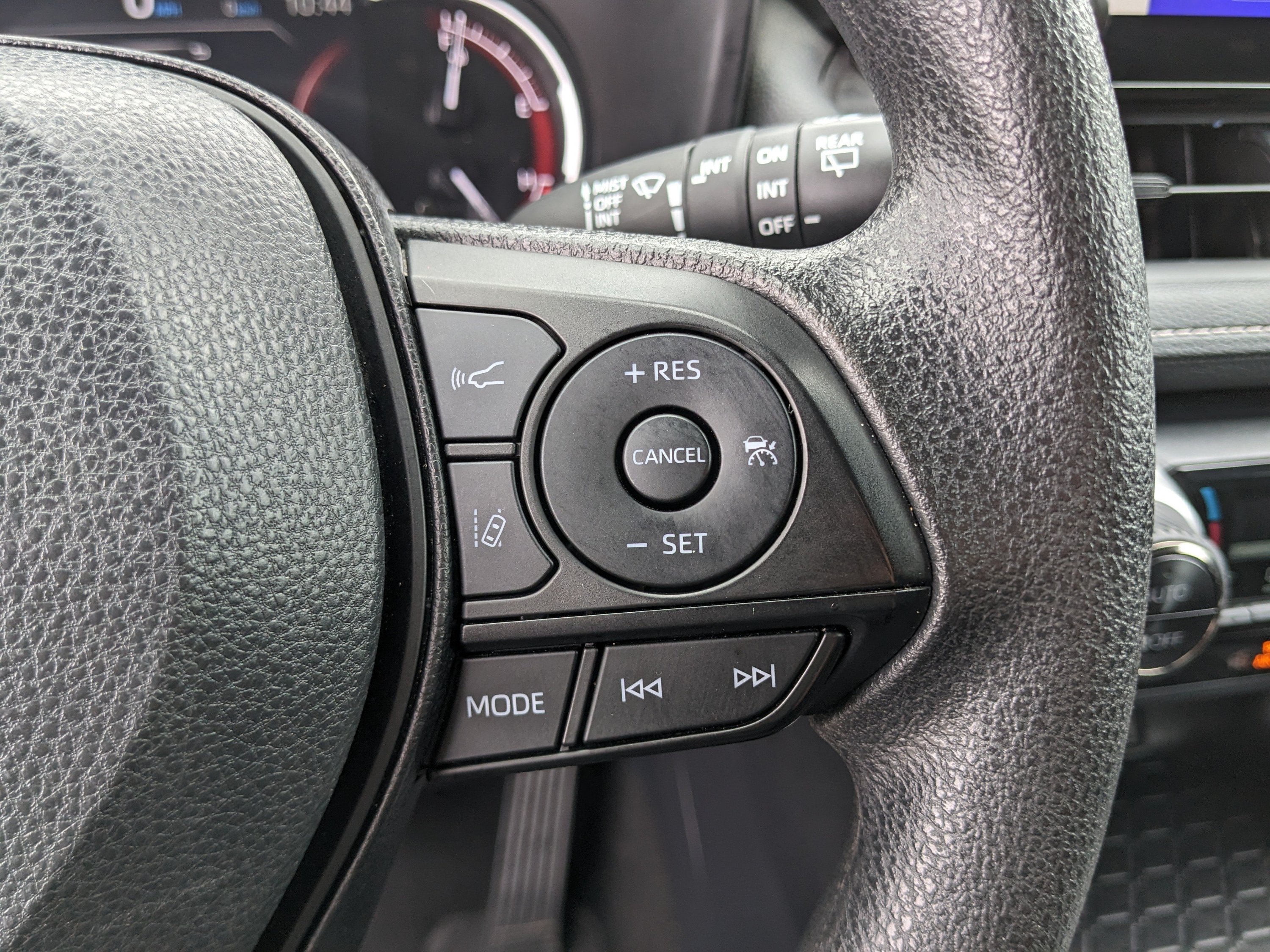 Used 2025 Toyota RAV4 XLE FWD image 33