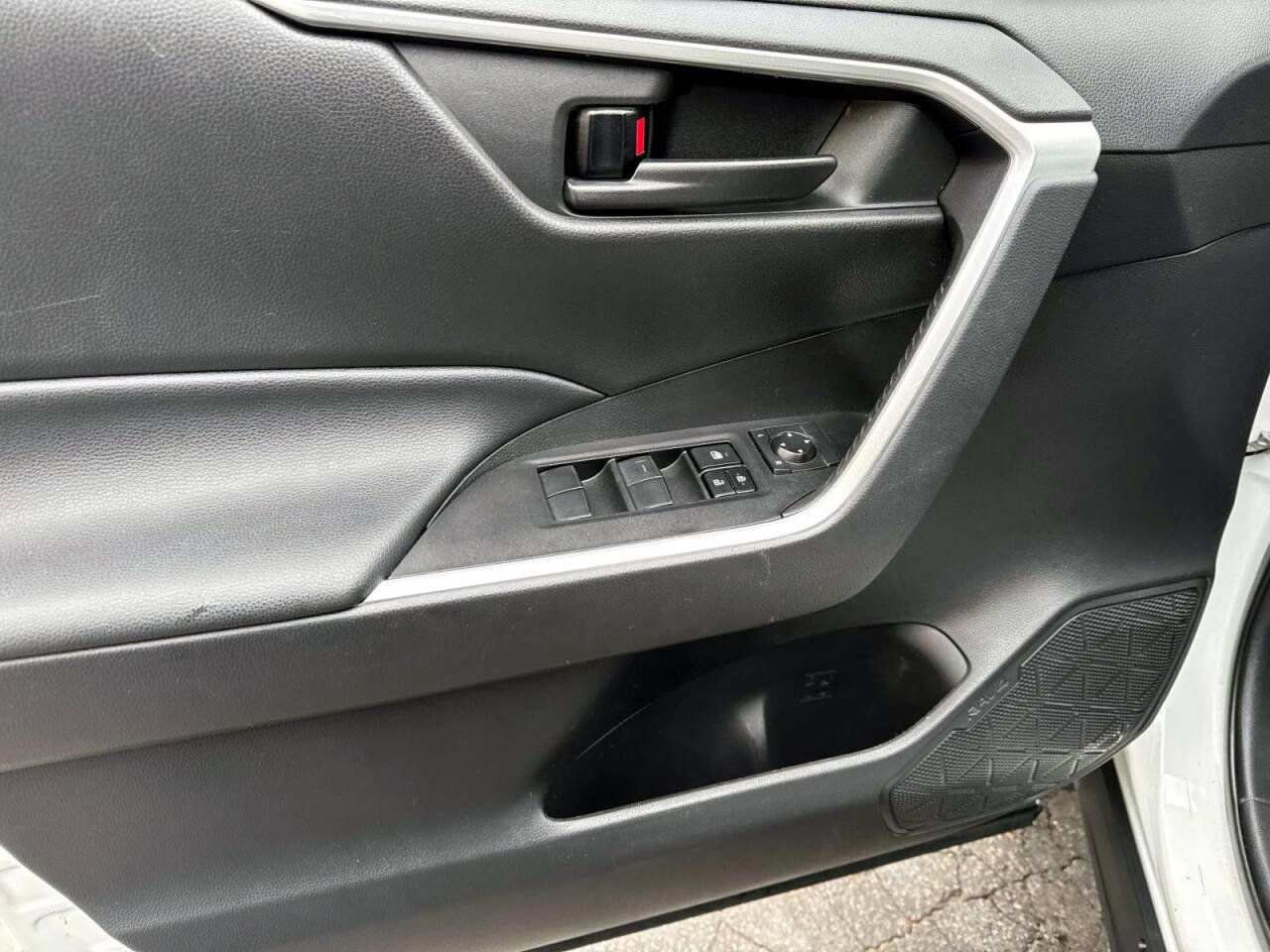 Used 2021 Toyota RAV4 LE w/ Carpet Mat Package (TMS) AWD/4WD image 16