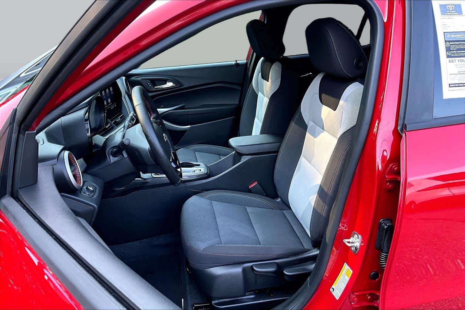 Used 2026 Chevrolet Trax RS FWD image 9