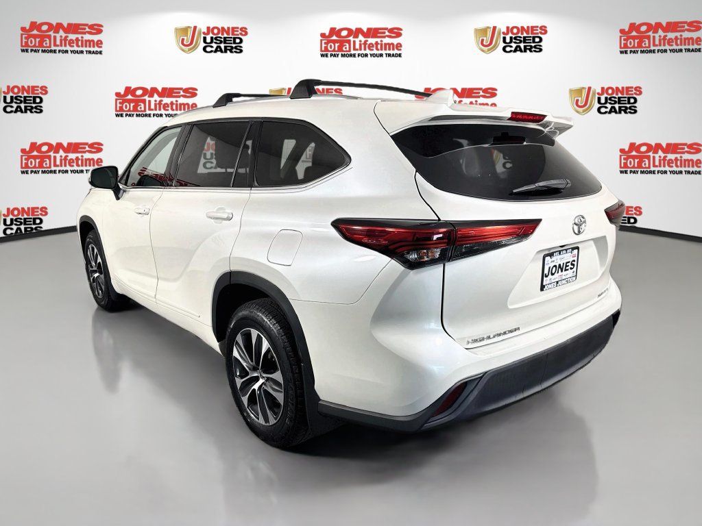 Certified 2021 Toyota Highlander XLE AWD/4WD image 2