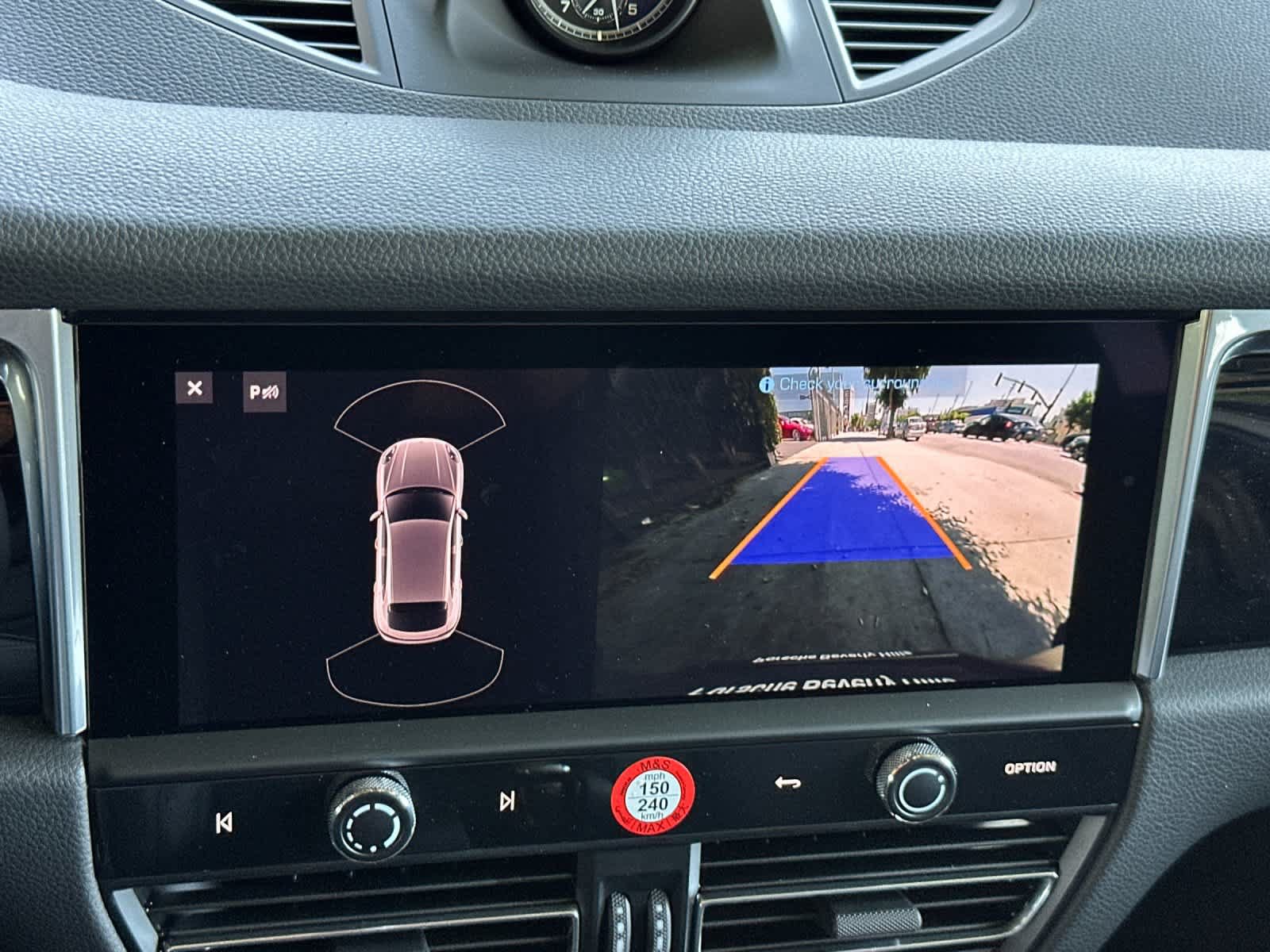 Certified 2025 Porsche Macan AWD/4WD image 22