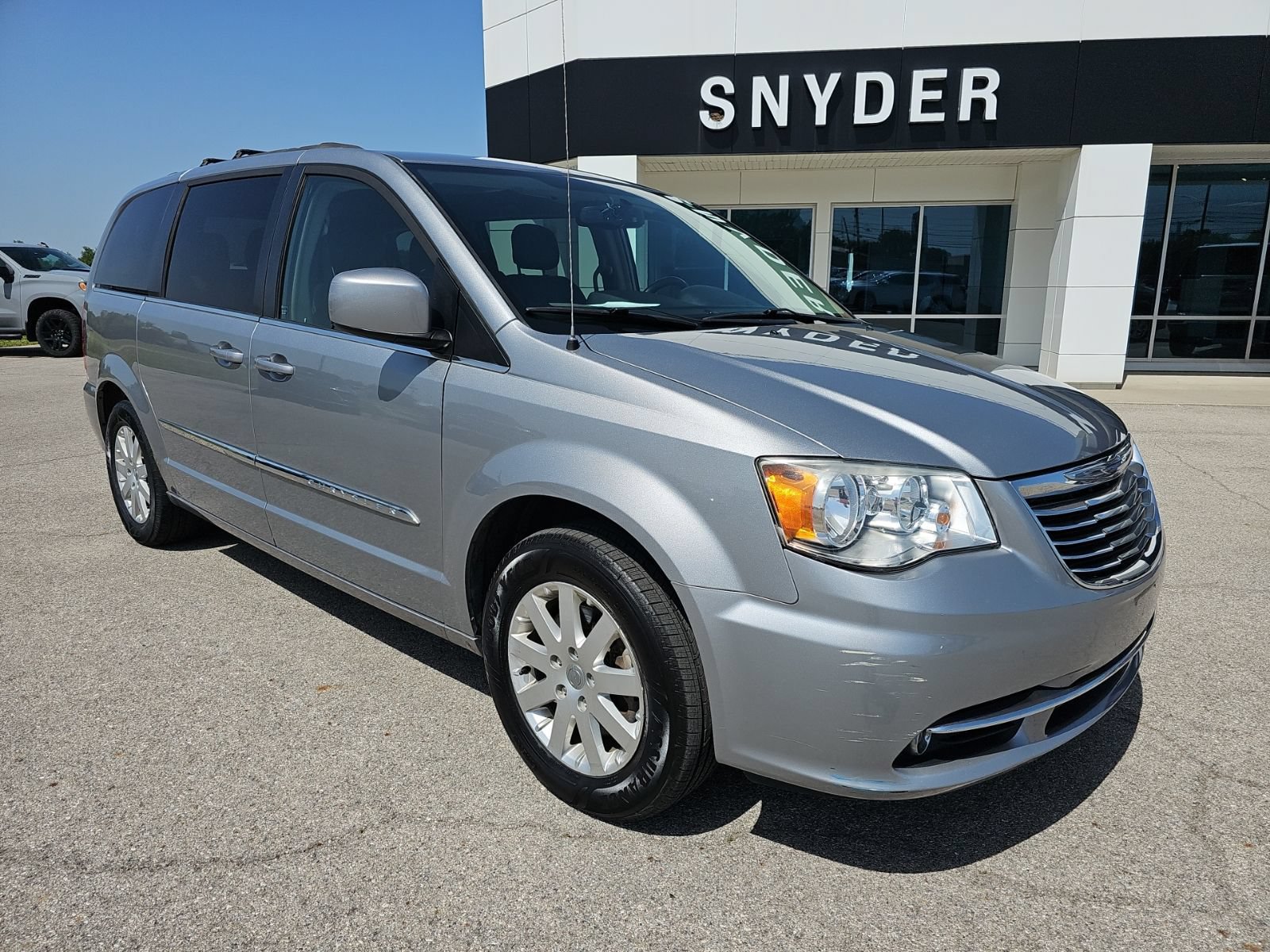 Used 2014 Chrysler Town & Country Touring FWD image 2