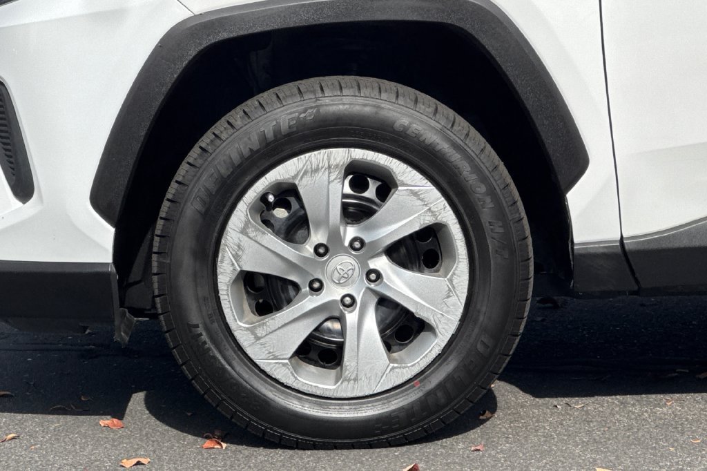 Used 2021 Toyota RAV4 LE AWD/4WD image 29