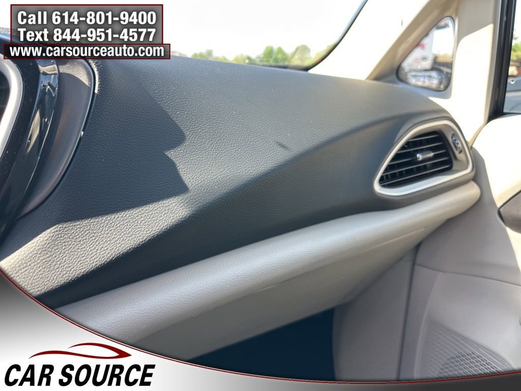 Used 2023 Chrysler Pacifica Touring-L image 18