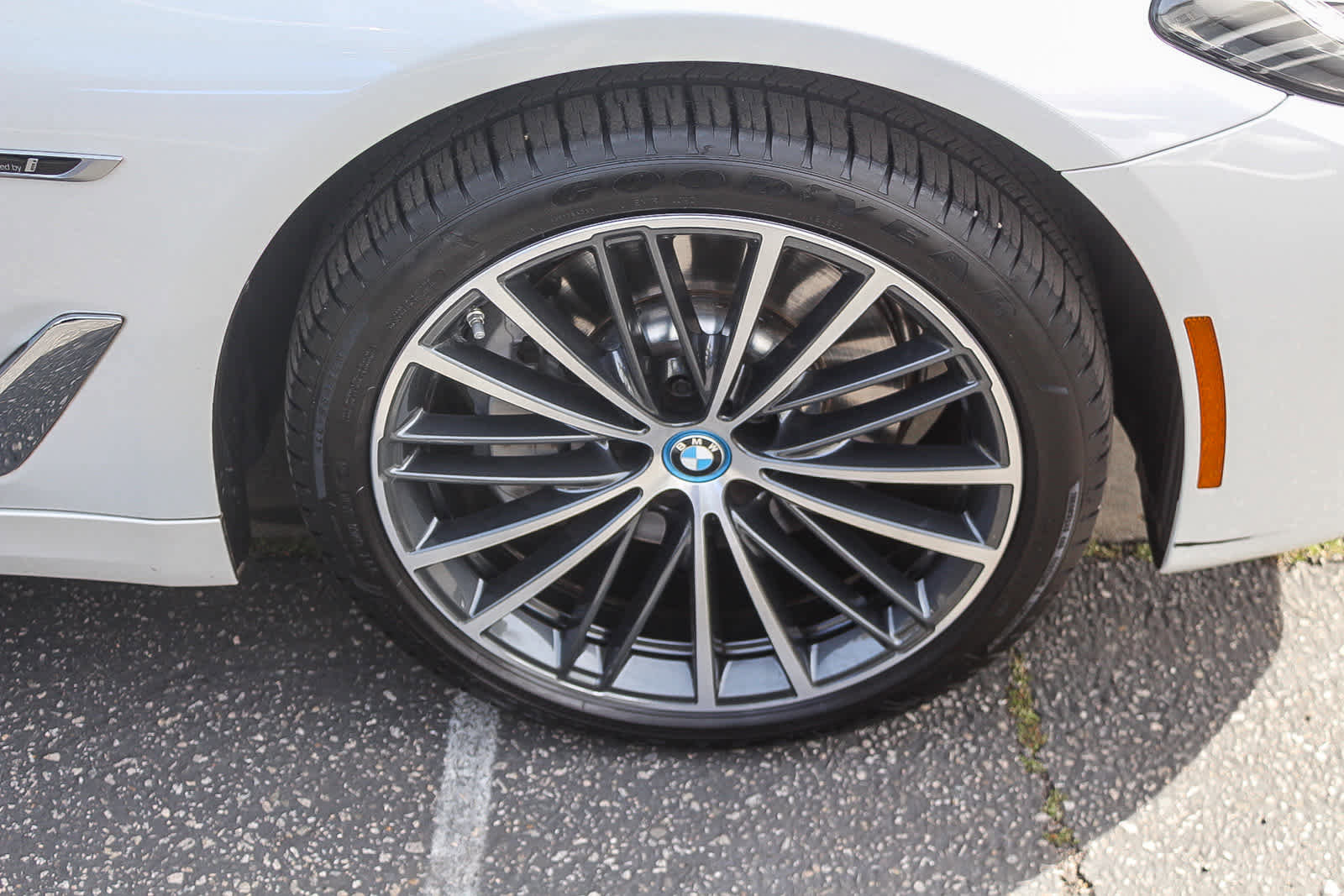 Certified 2023 BMW 530e w/ Convenience Package image 9