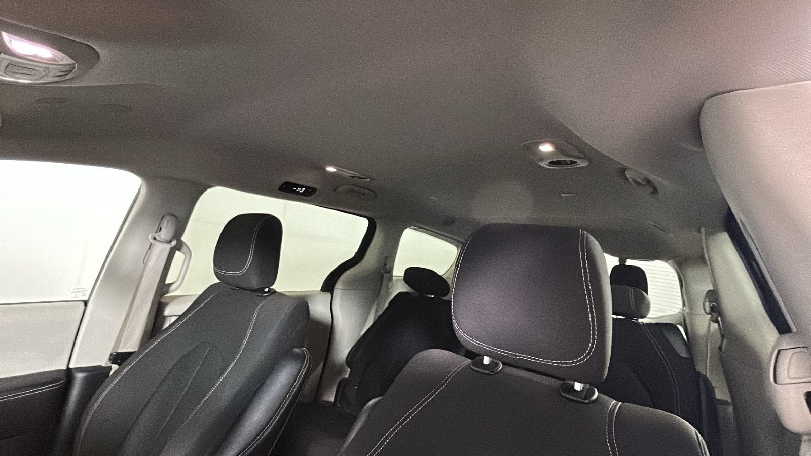 Used 2022 Chrysler Voyager LX FWD image 15