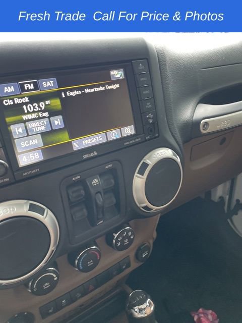 Used 2015 Jeep Wrangler Unlimited Sahara w/ Connectivity Group AWD/4WD image 13