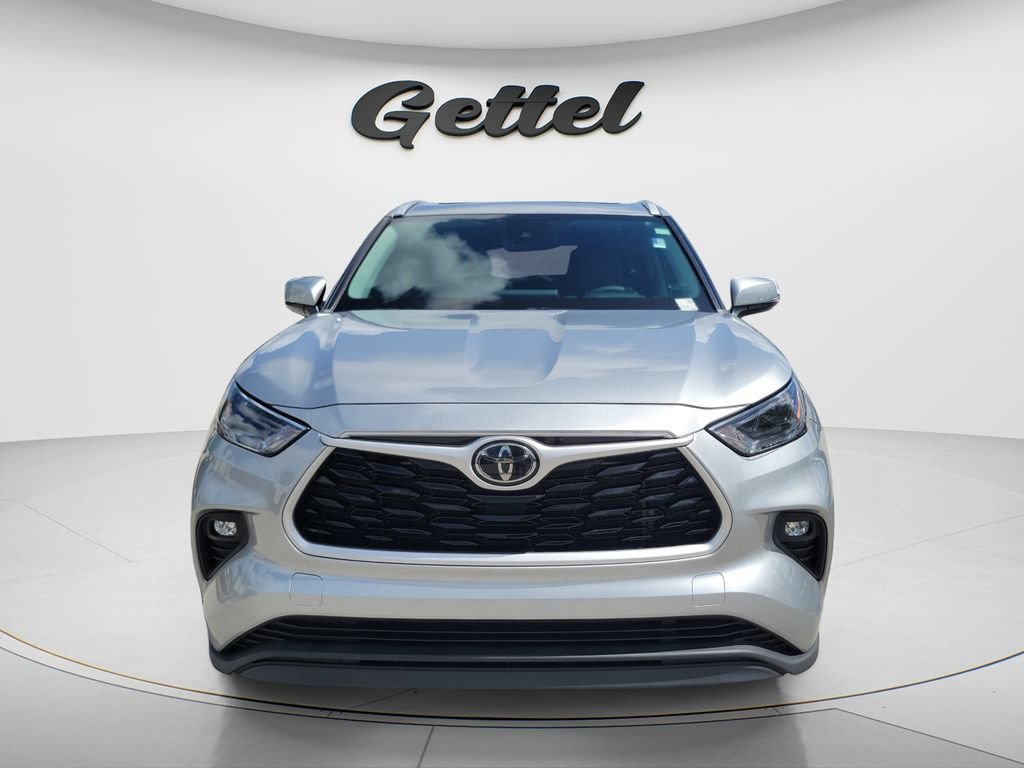 Used 2022 Toyota Highlander XLE FWD image 3