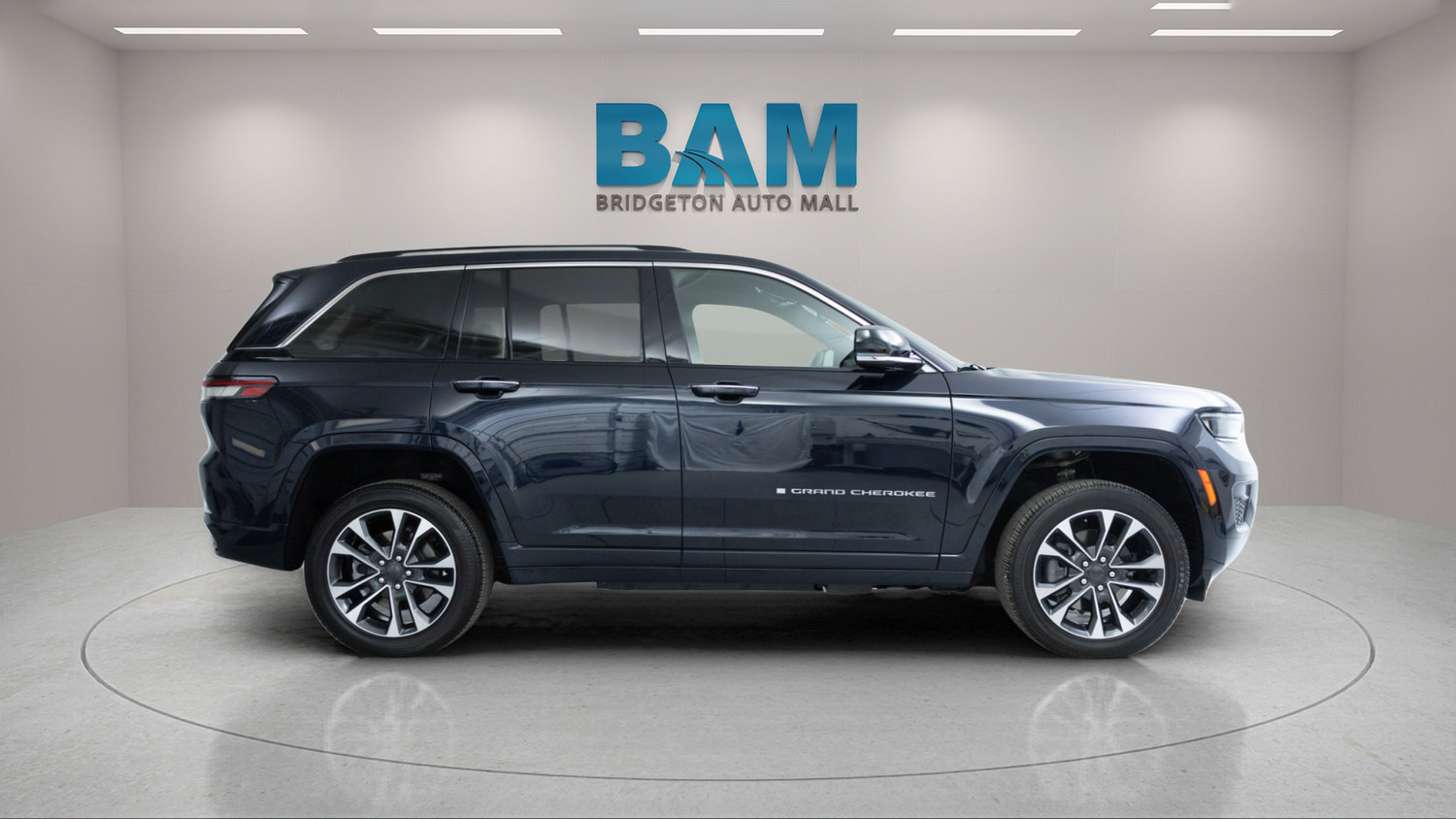 Used 2023 Jeep Grand Cherokee Overland AWD/4WD image 8